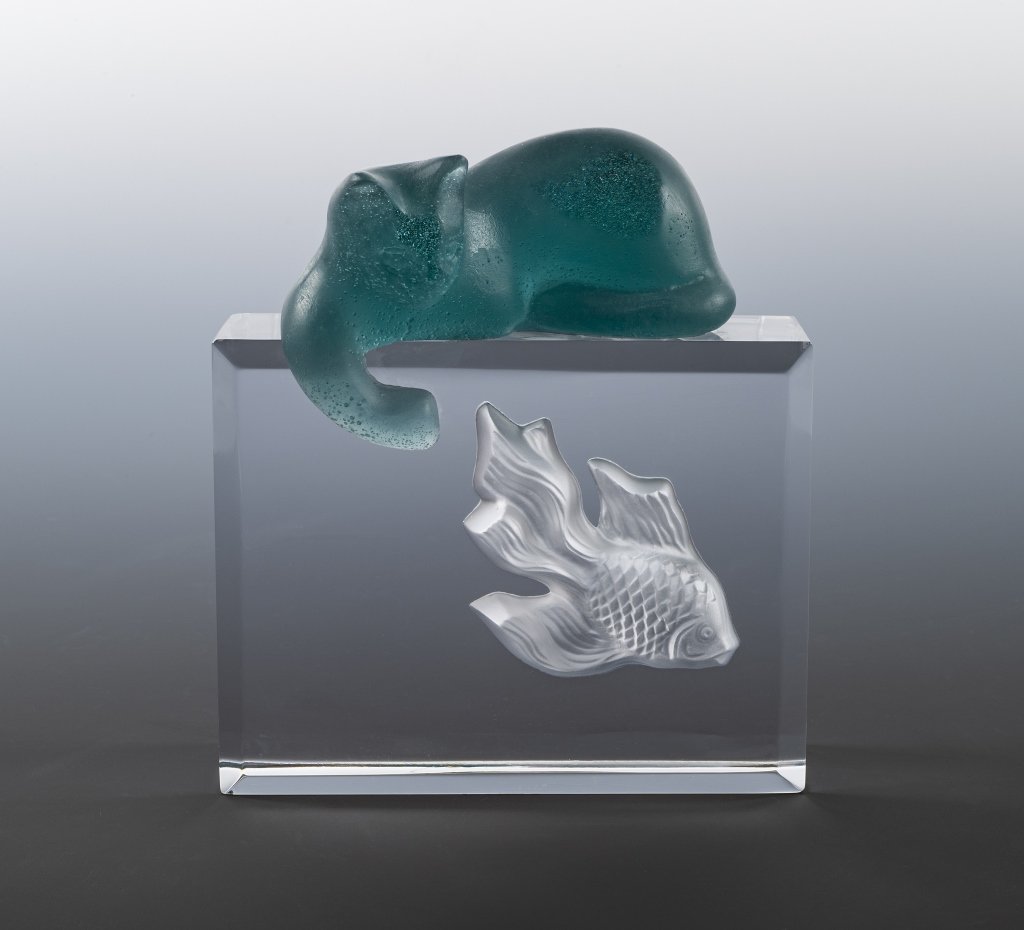 Daum Pate de Verre Cat on Aquarium: Item/Description: Blue pate de verre cat on aquarium fish tank with Koi fish. Signed Daum France Material: Glass. Dimensions: Height: 5"; Width: 4 1/2". Condition: Minor surface wear. No noticeable ch