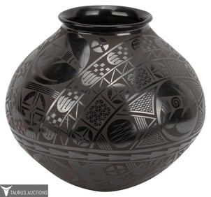 Ismael Sandoval - Mata Ortiz Black on Black Vase