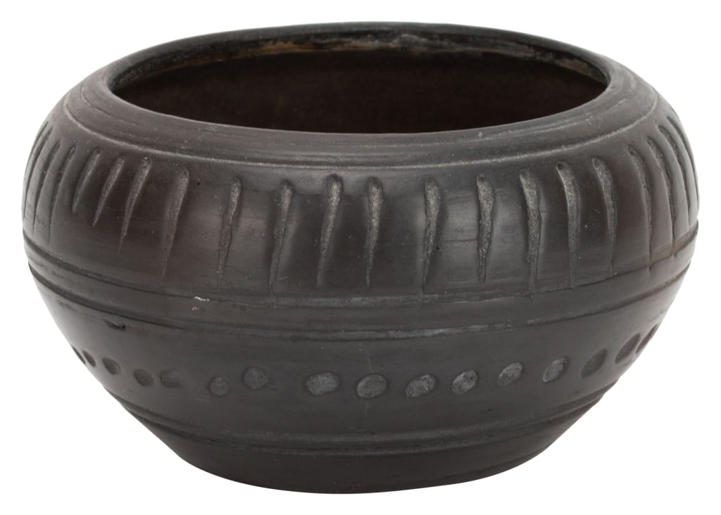 Lama Oaxaca Mexico Blackware Art Pottery: Item/Description: Oaxaca Mexico black clay ceramic vessel / planter. Hand etched signature to base: Lama Oaxaca Mexico. The pottery comes from the San Bartolo Coyotepec region, famous for its unique b