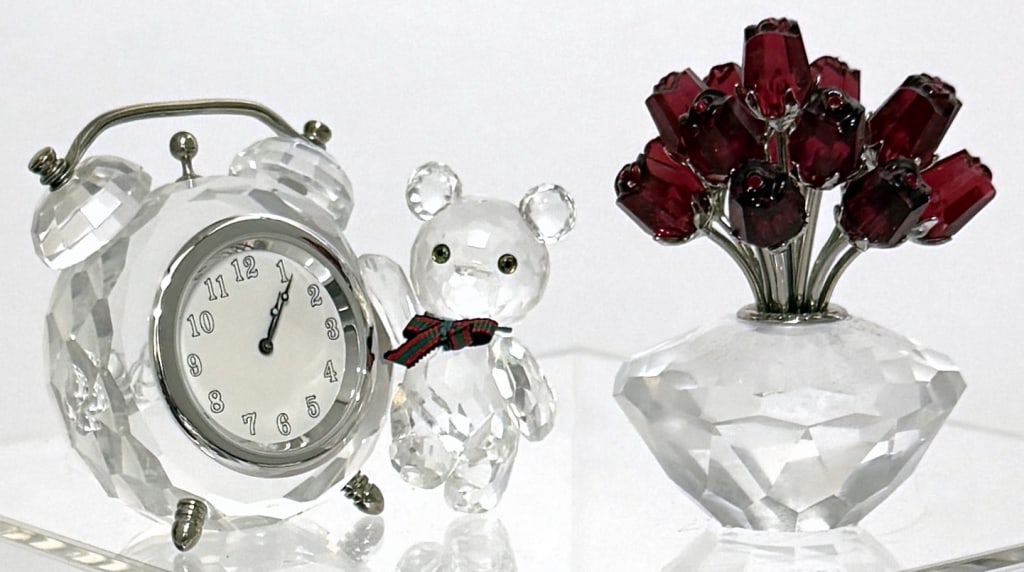 Swarovski Vase of Roses & Kris Bear Table Clock (1 of 5)