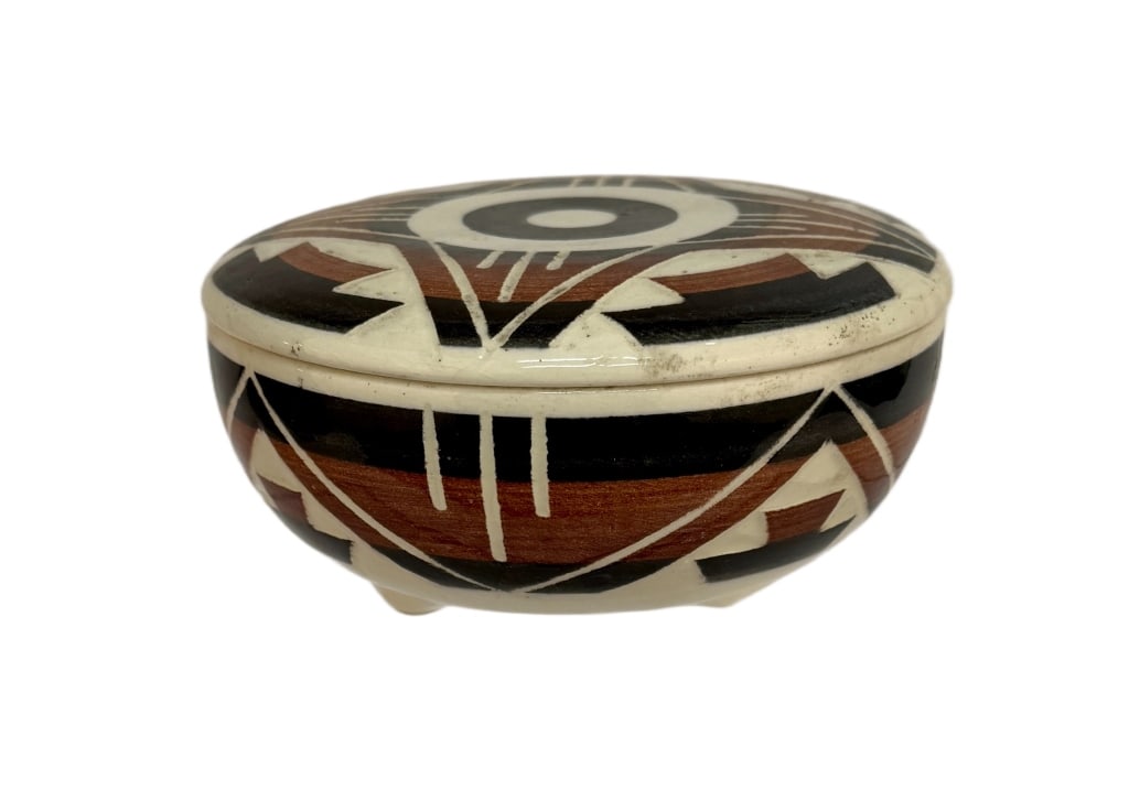 Signed Native American Sioux Pottery (1 of 7)