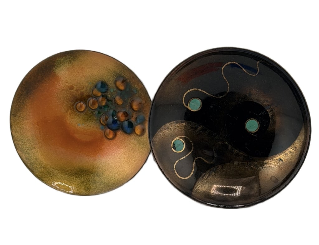 Kareka & Oli Enamel-on-Copper Trinket Dishes: Item/Description: Two mid-century modern enamel on copper small accent plates. Both are signed on verso, one marked Oli and the other Kareka. Kareka Studio was a celebrated mid-century American worksh