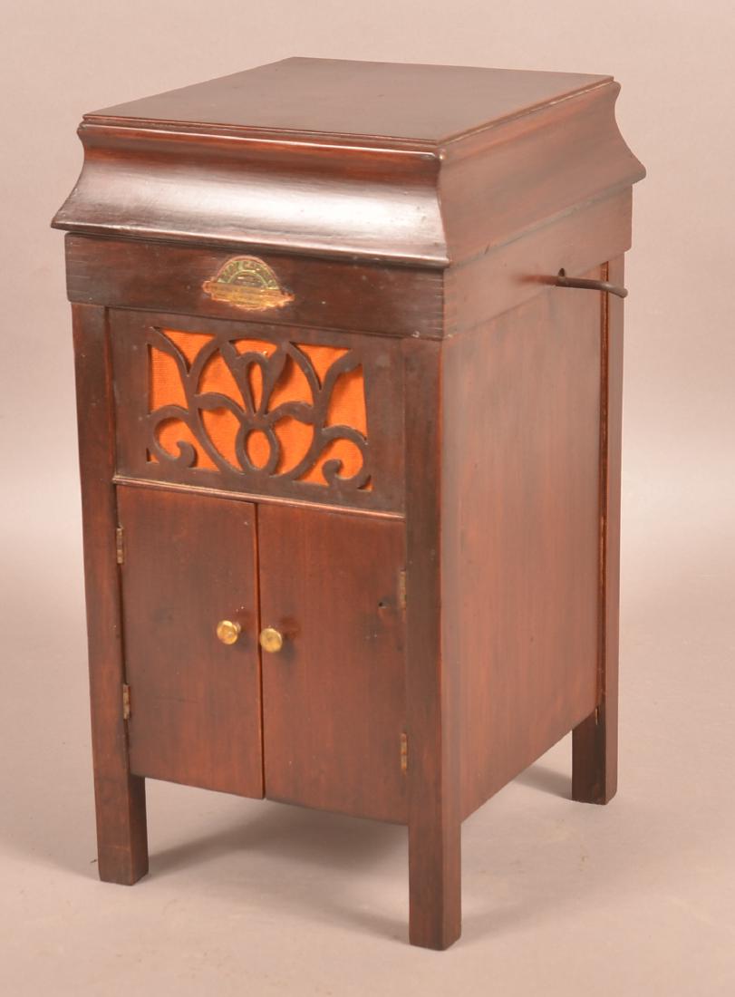 "Baby Cabinet" Wind-Up General Phonograph Co. (1 of 4)