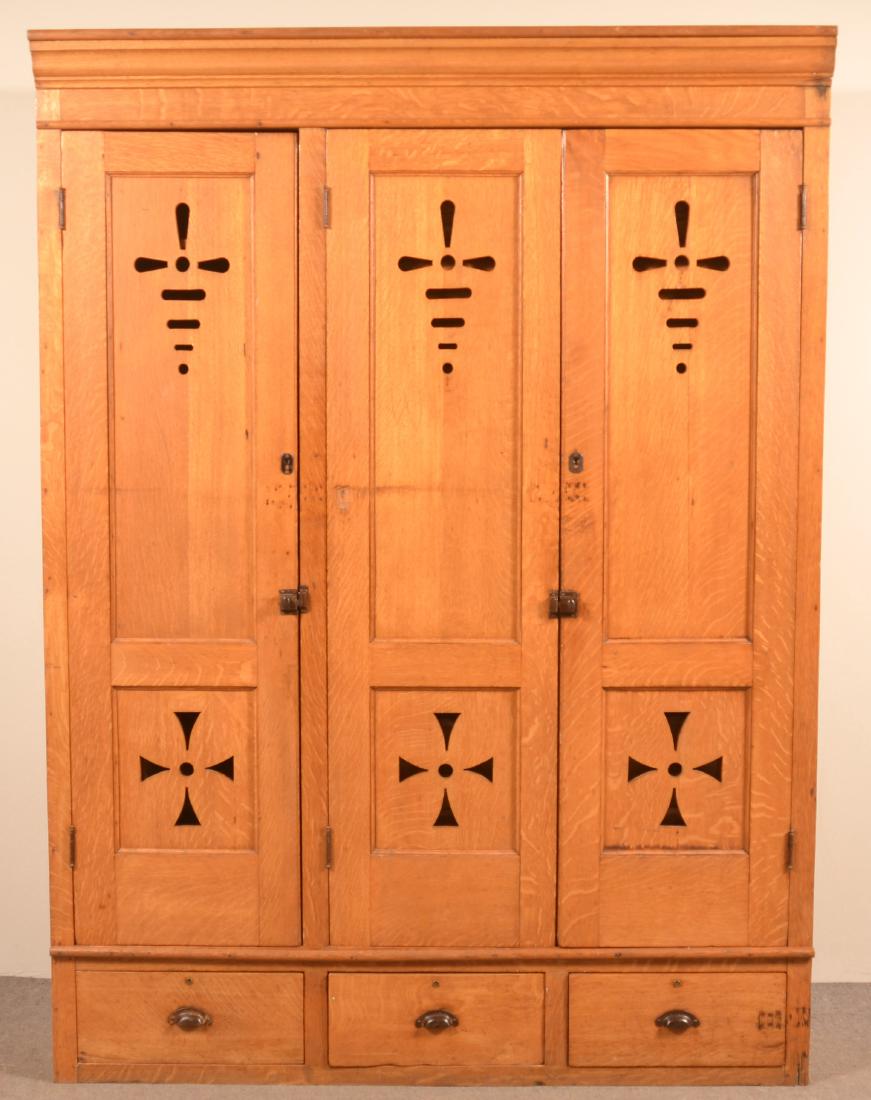 Antique Oak Three Door Wardrobe. (1 of 4)