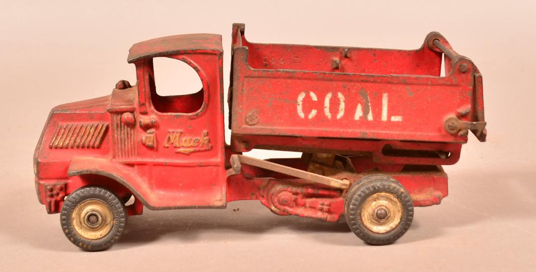 Arcade Cast Iron Mack Dump Truck. (1 of 8)