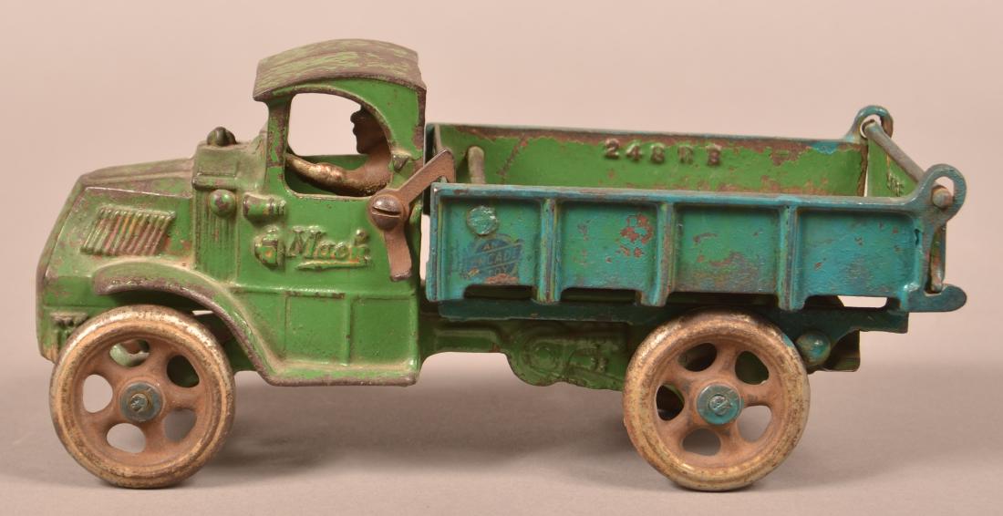 Arcade Cast Iron Mack Dump Truck. (1 of 5)