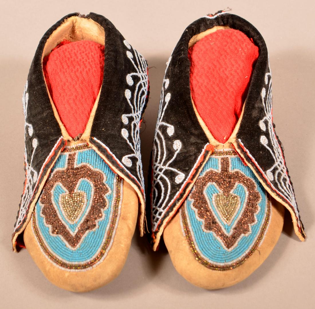 Pair of Antique Delaware Indian Moccasins 10 1/2" Long (1 of 4)