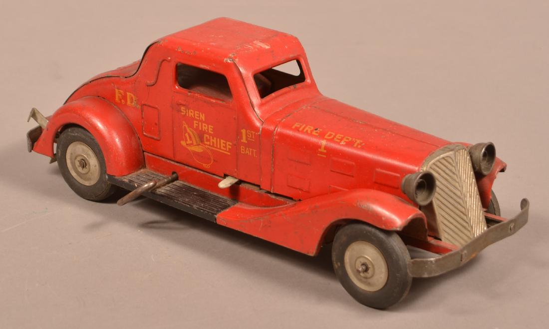 Marx Pressed Steel Wind-up Siren Fire Chief Car. (1 of 5)