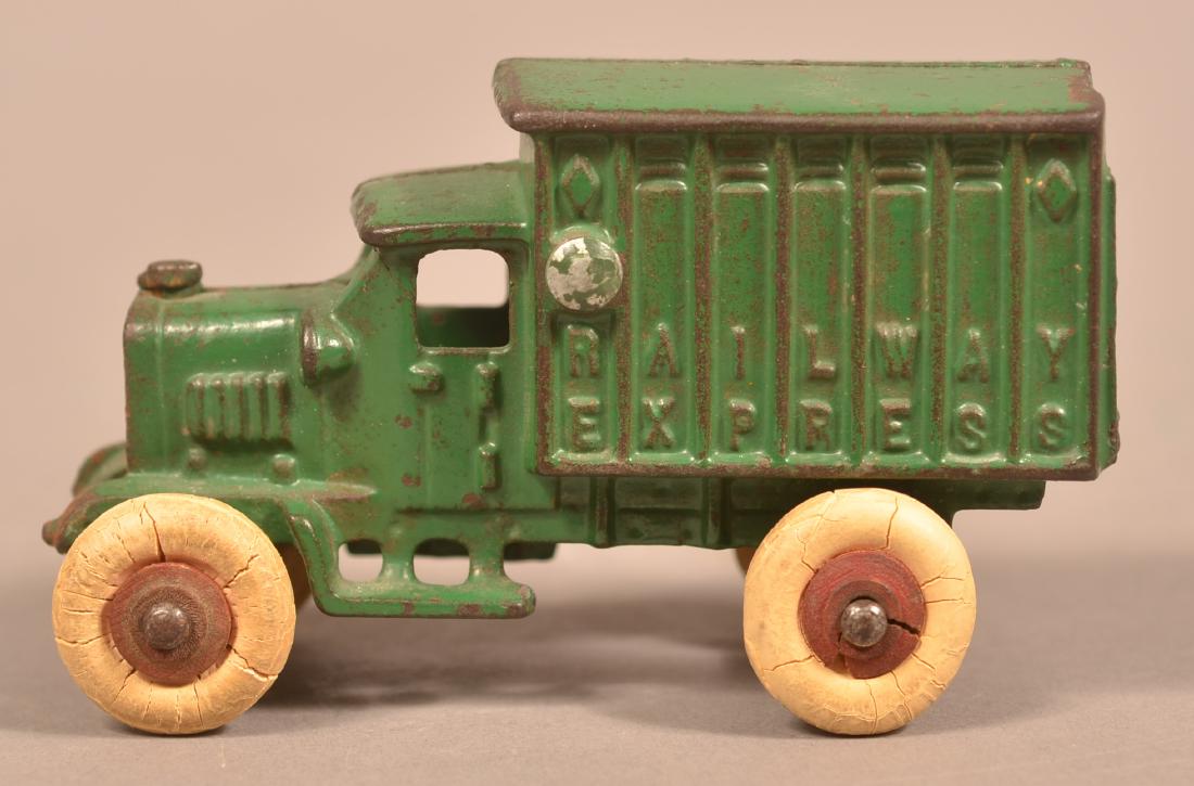 Hubley "Railway Express" Cast Iron Delivery Van. (1 of 4)