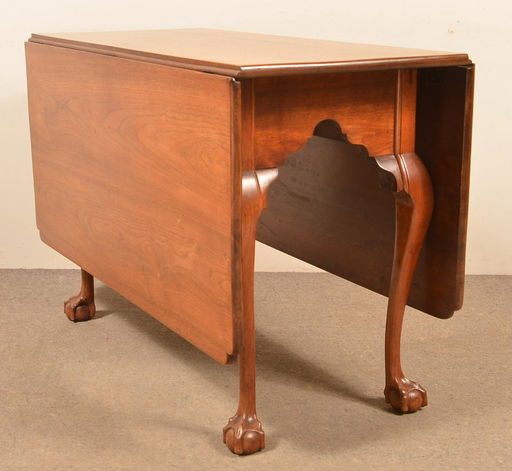 Pennsylvania Chippendale Walnut Drop Leaf Table Pennsylvania Chippendale Walnut Drop Leaf Table