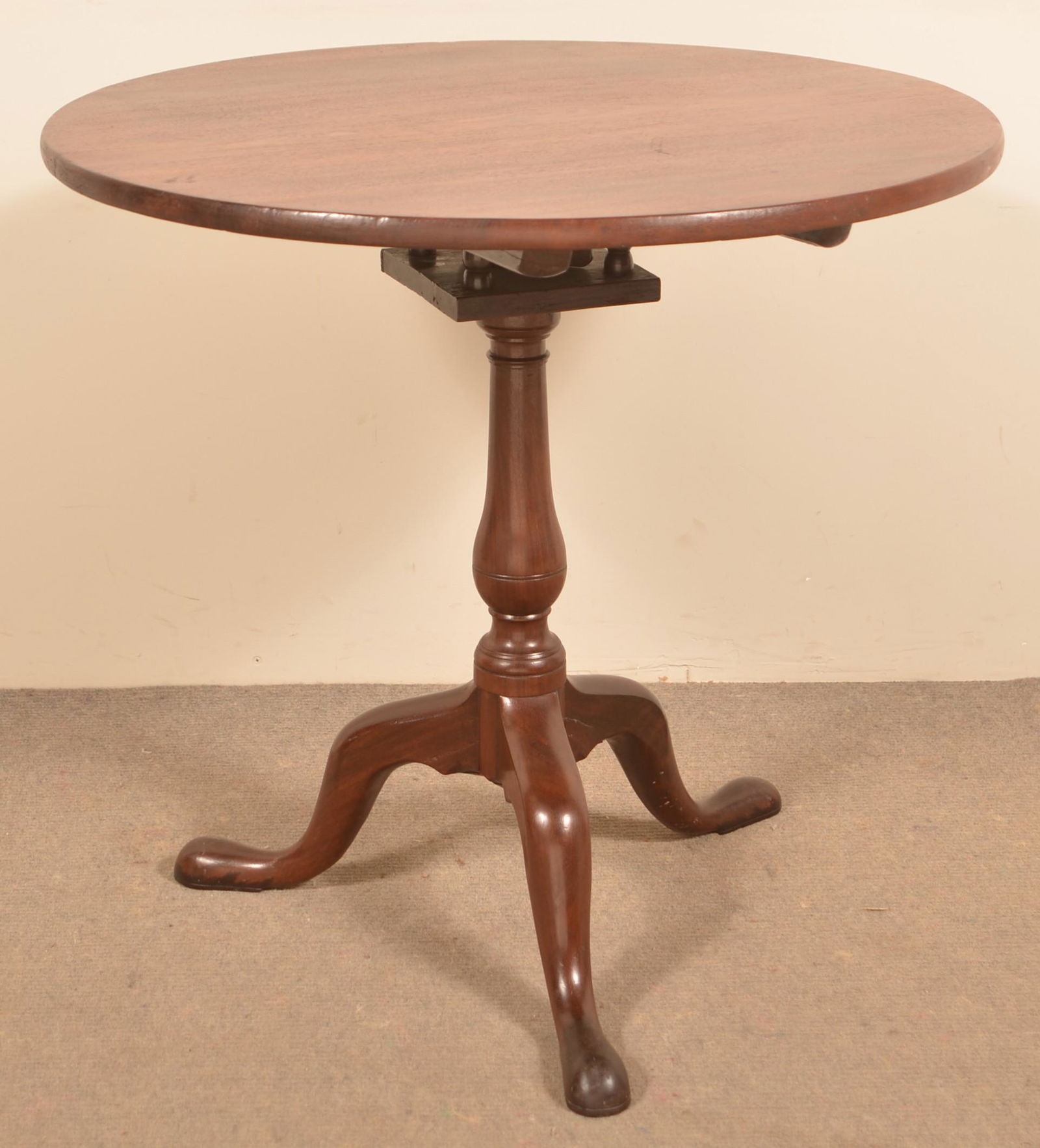 American Queen Anne Walnut Tilt Top Tea Table. (1 of 4)