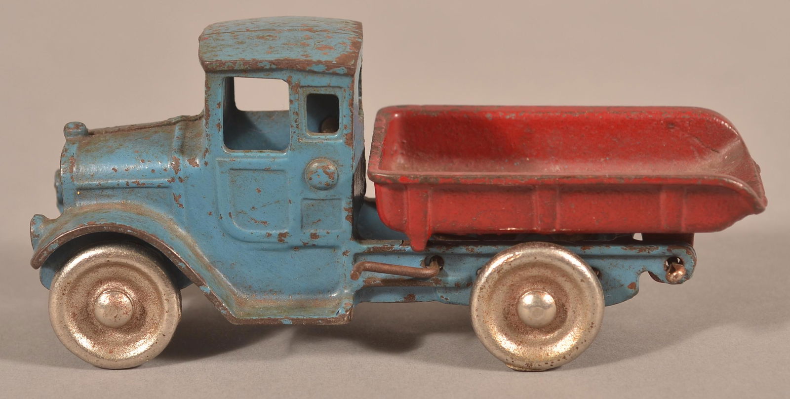 Kilgore Cast Iron Dump Truck. (1 of 4)