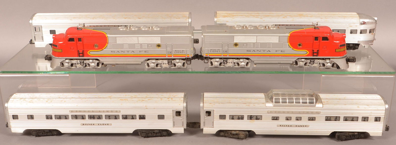 Lionel O-Gauge Santa Fe Six Piece Passenger Train Set. (1 of 4)