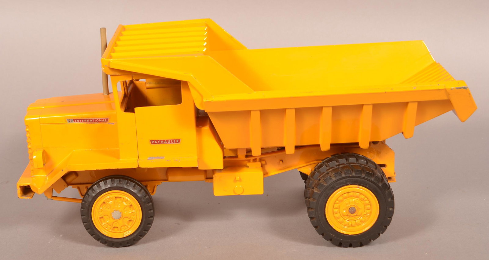 Ertl Steel International harvester Payhauler. (1 of 3)