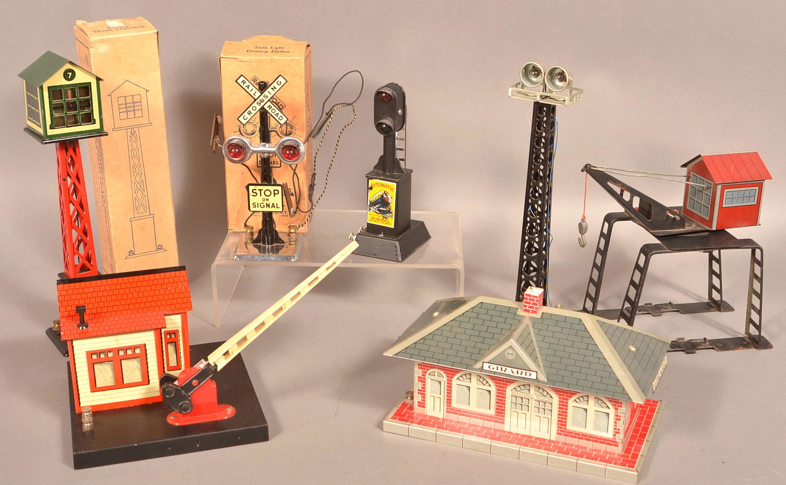 Lot of Vintage Marx Train Yard Accessories. (1 of 3)