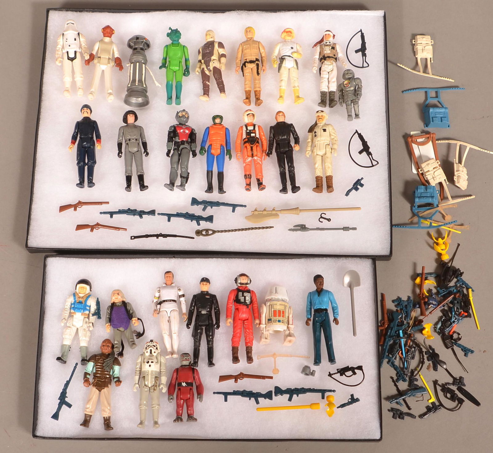 26 Molded Plastic Star Wars Action Figures. (1 of 3)