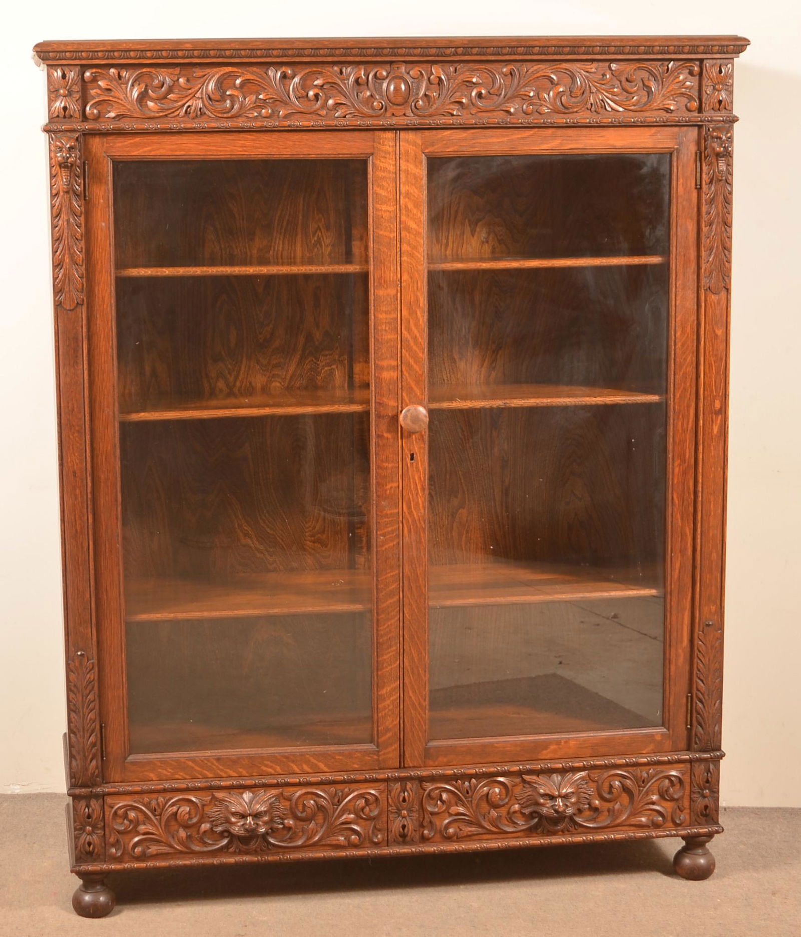 Antique American Quarter Sawn Oak Carved Bookcase. (1 of 9)