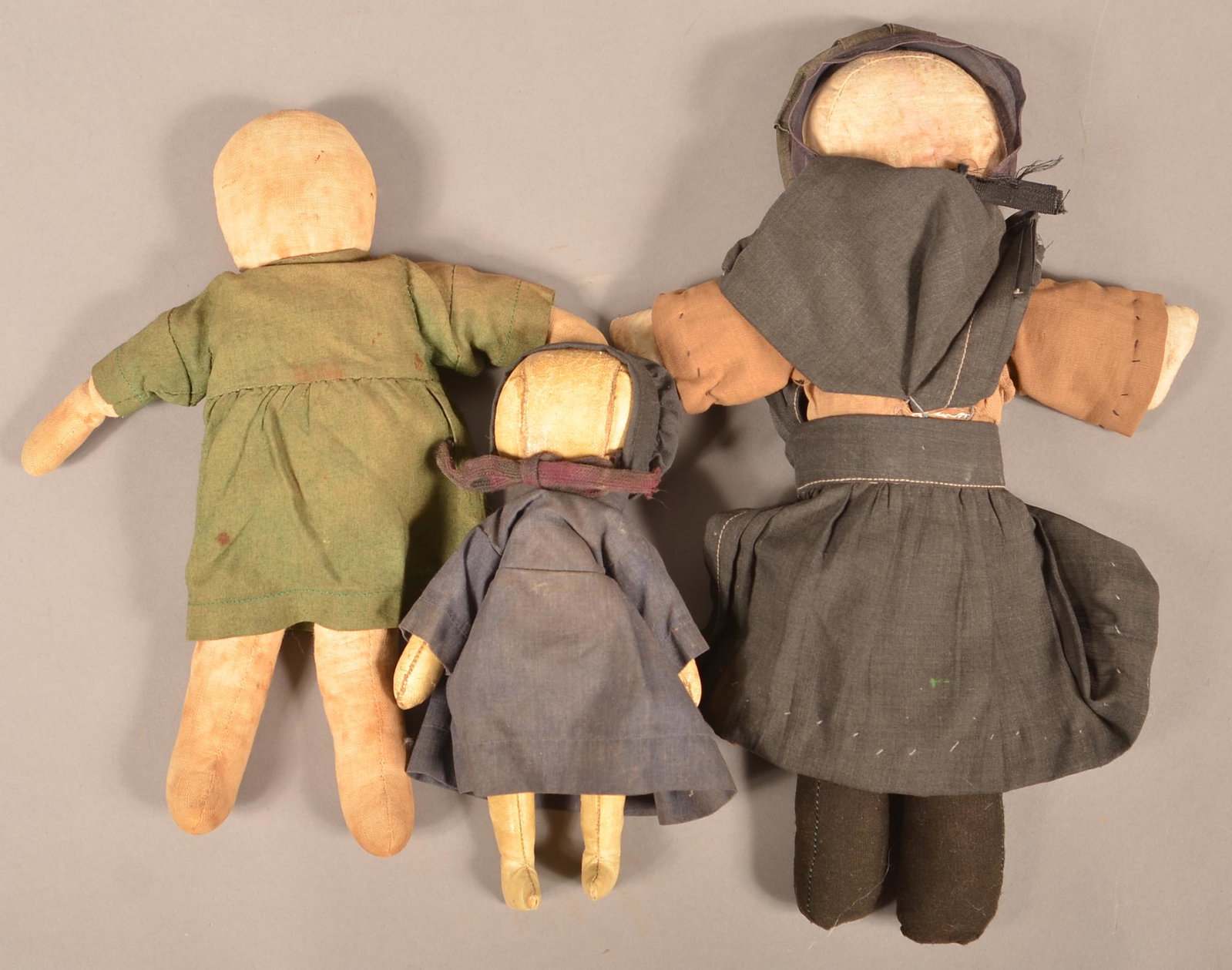 Three Vintage Amish Cloth Dolls in Traditional Dress.: Three Vintage Amish Cloth Dolls in Traditional Dress. Tallest 13''h. Condition: Good with wear.