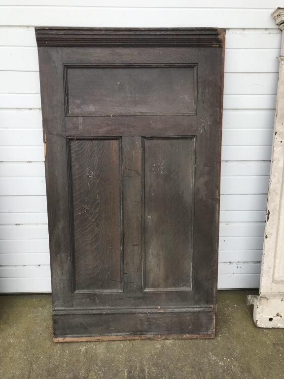 Oak Quarter Sawn Panel : with cornice molding.W-32-1/4”H-58-1/4”. Condition: Good with minor losses.