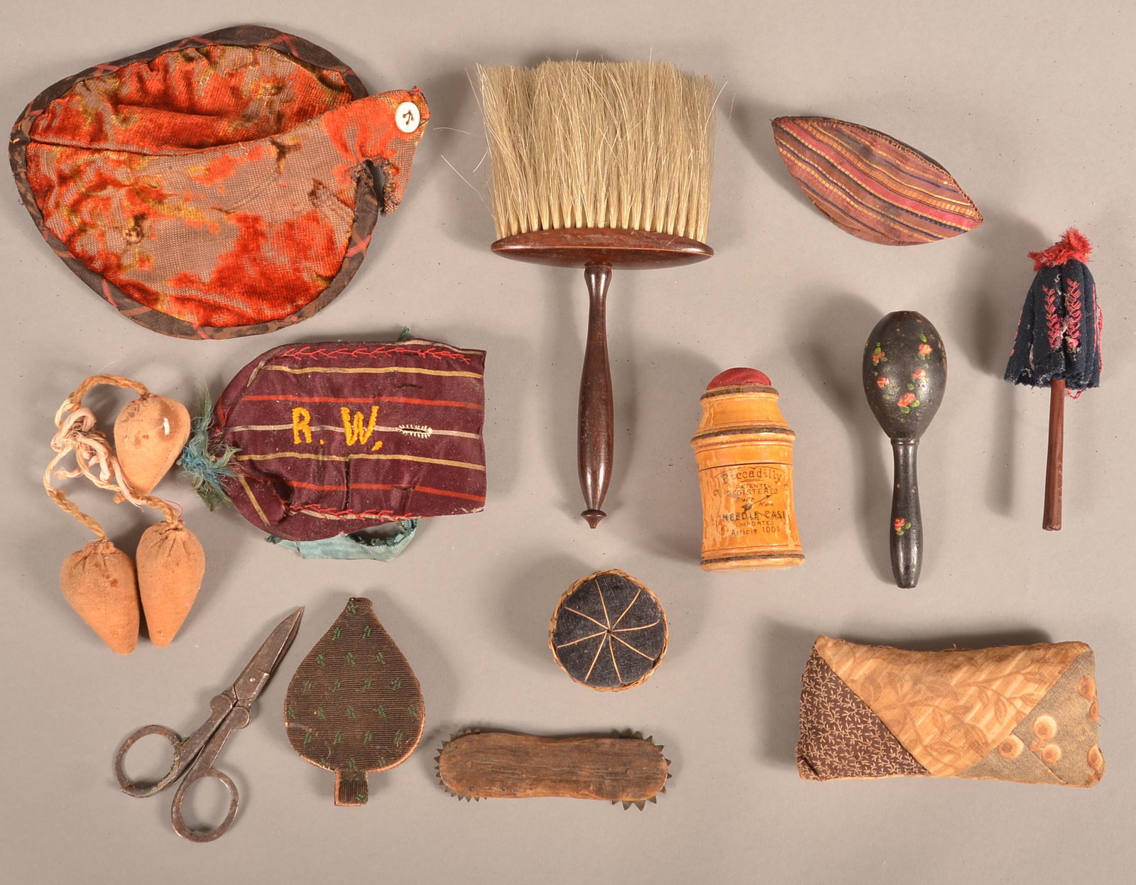 Lot of Antique/Vintage Pin Cushions and Sewing Items.: Lot of Antique/Vintage Pin Cushions and Sewing Items. Condition: Fair to good. Condition: Fair to good.