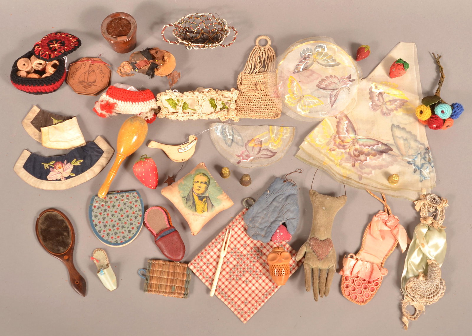 Lot of Antique/Vintage Pin Cushions and Sewing Items.: Lot of Antique/Vintage Pin Cushions and Sewing Items. Condition: Fair to good.