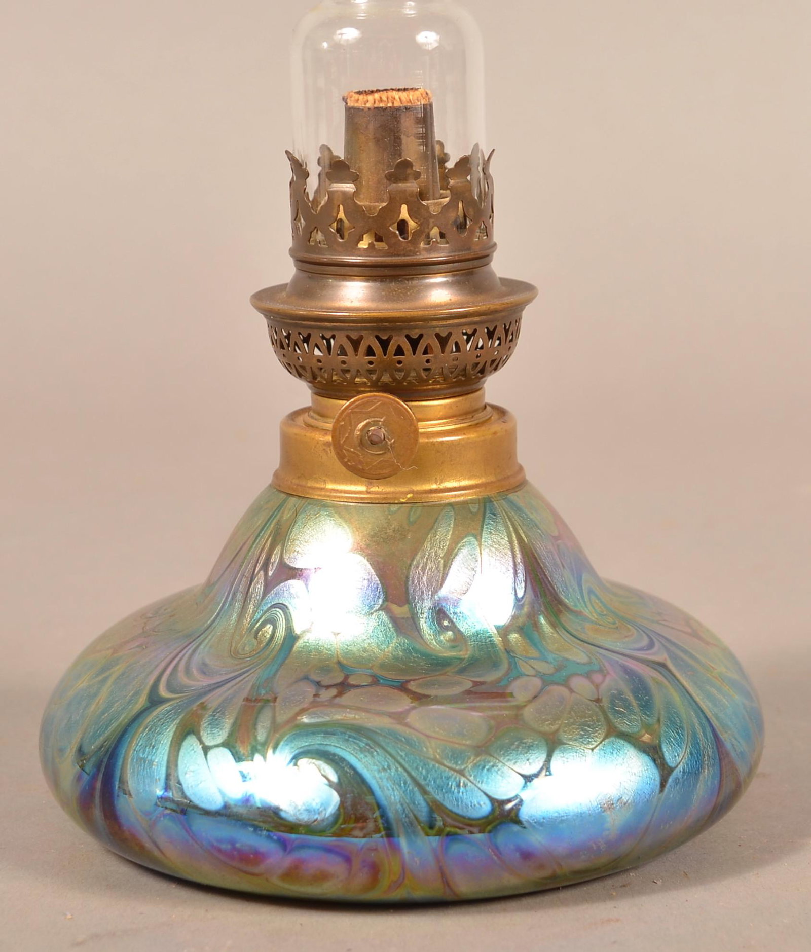 Signed Vintage Iridescent Art Glass Font Fluid Lamp.: Vintage Iridescent Art Glass Font Fluid Lamp. Signed Fiske. Dated 1980. 6"h., 14"h with shade. Condition: Very good.