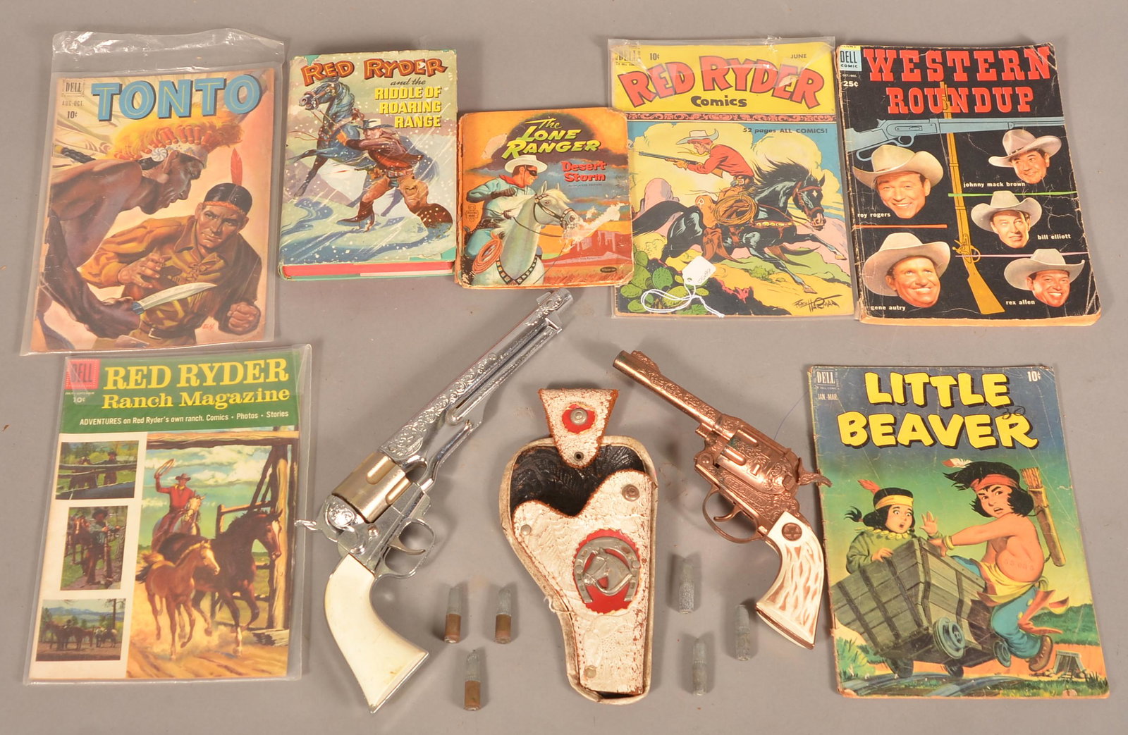 Vintage Western Lot with Toy Revolvers & Comic Books.: Vintage Western Lot with Toy Revolvers and Comic Books. Condition: Good with wear and losses.