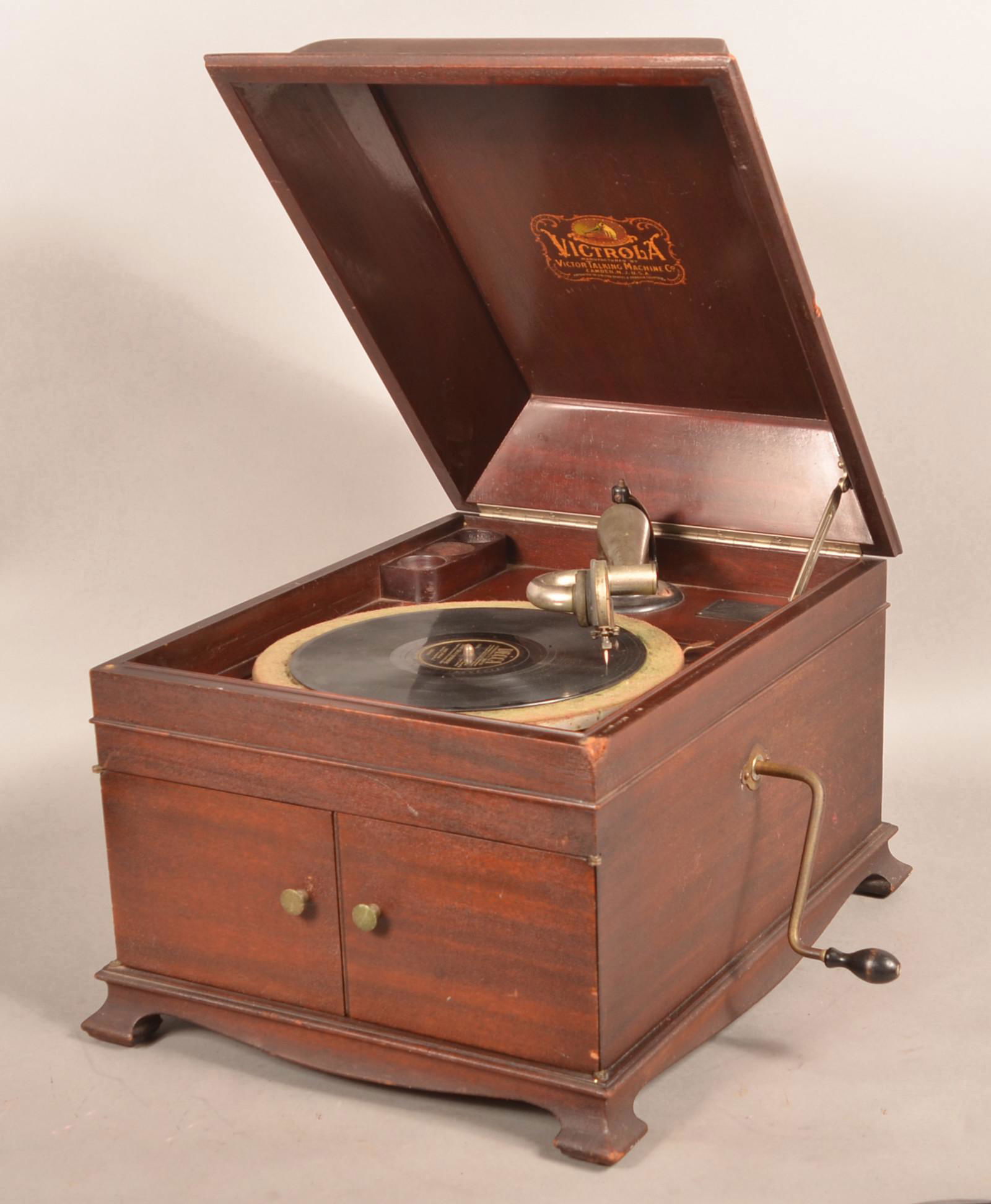 Victor Victrola VV-IX Mahogany Table Top Phonograph. (1 of 6)