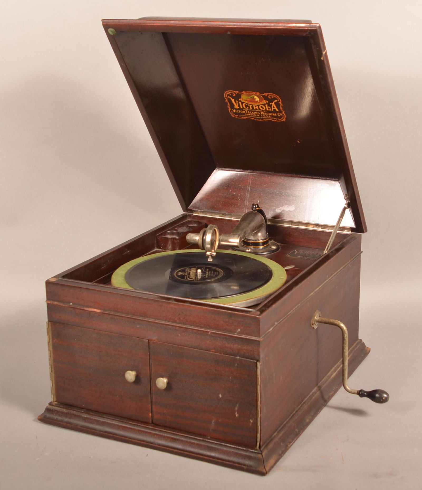 Victor Victrola VV-IX Mahogany Table Top Phonograph. (1 of 7)
