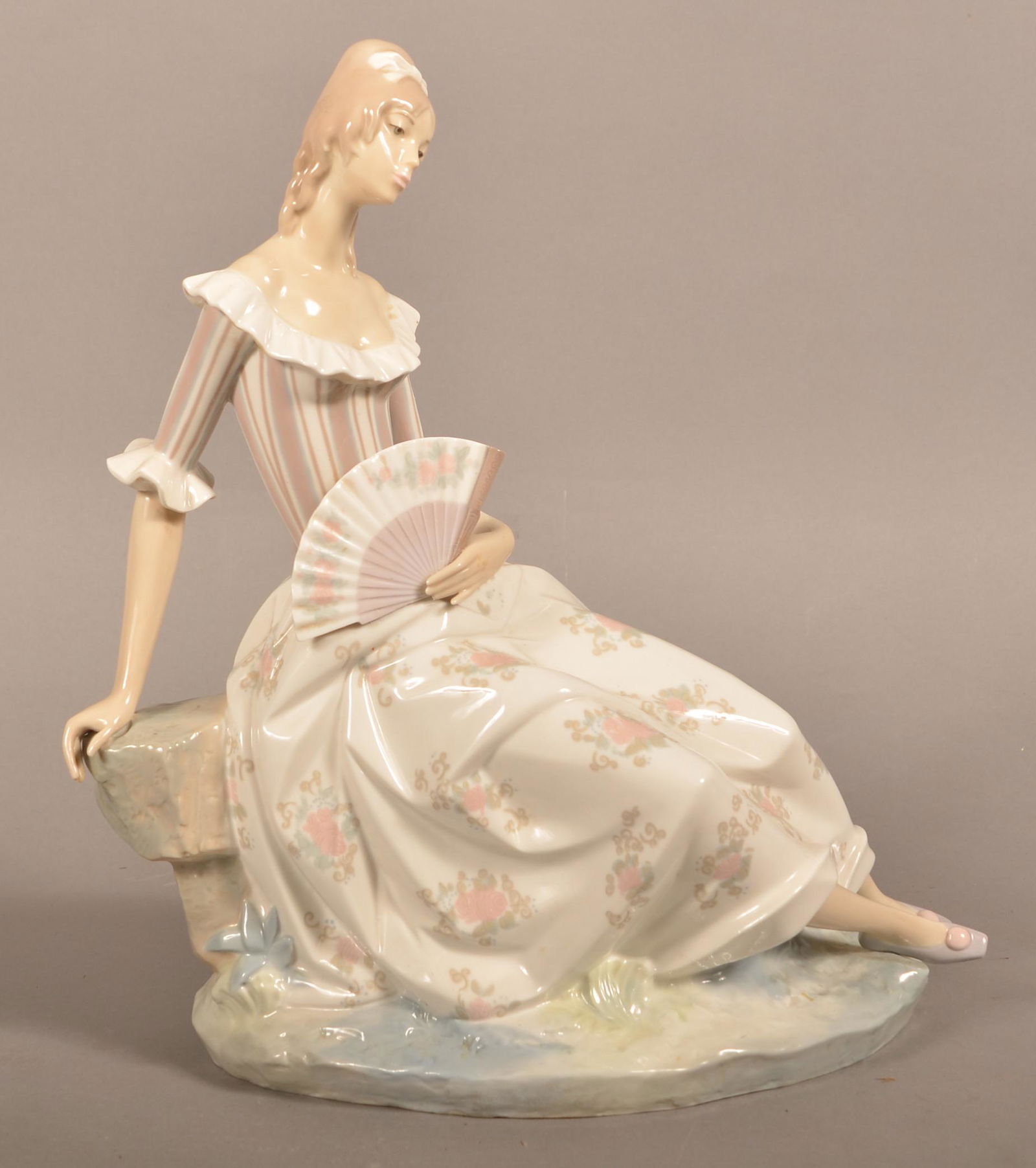 Large Lladro Lady with Fan Porcelain Figurine. (1 of 5)