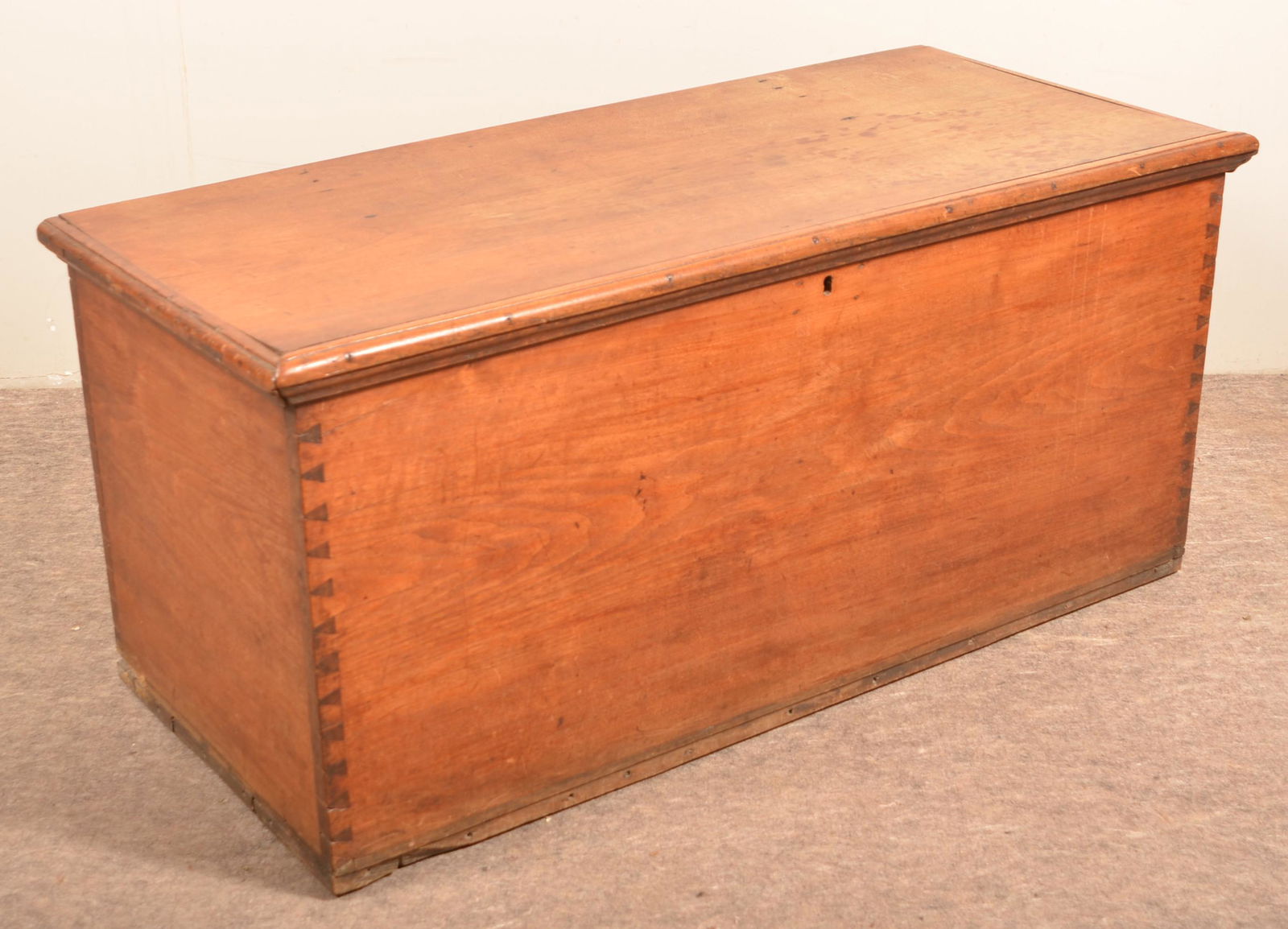 Chippendale Walnut Blanket Chest. (1 of 4)