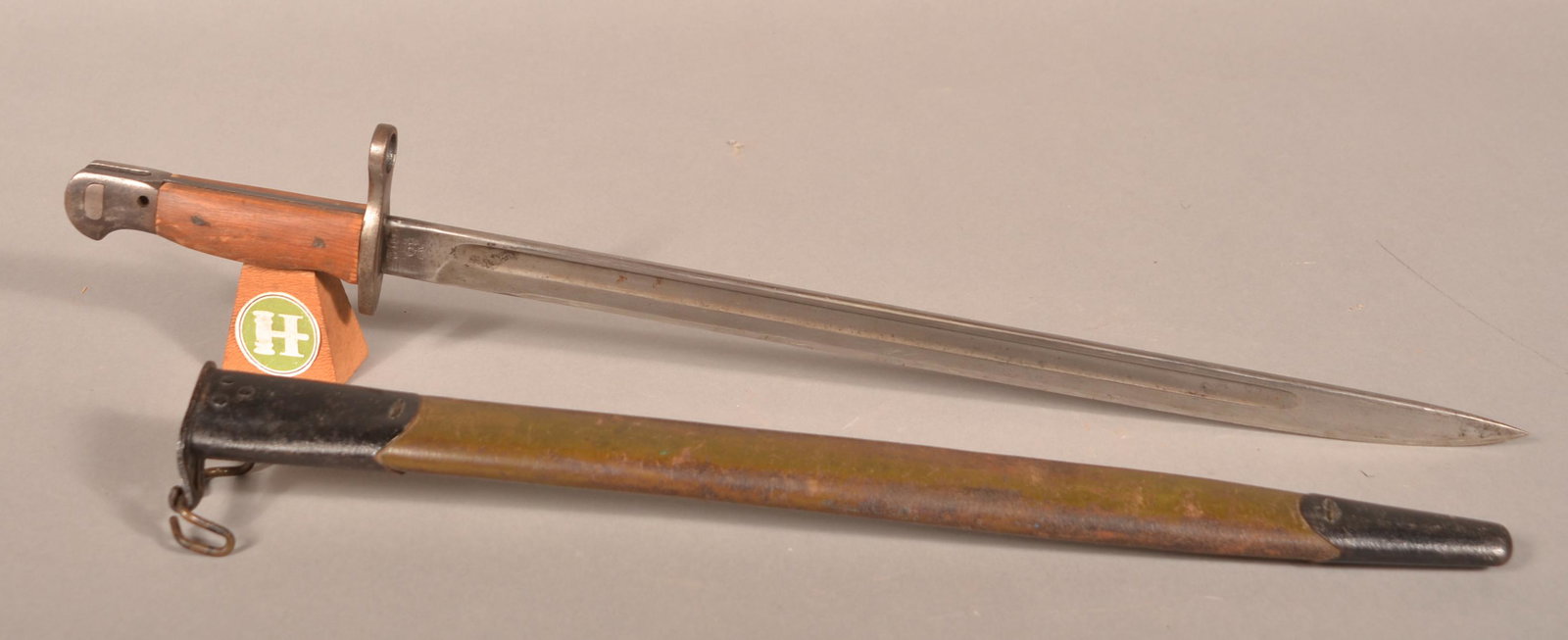 WWI US Model 1917 Bayonet with Scabbard.: Winchester WWI US Model 1917 Bayonet with Scabbard. Ricasso is marked 1917 with a W in a circle, reverse marked with US ordnance bomb and eagle head inspection stamp. Made for use with the M1917 Enfie