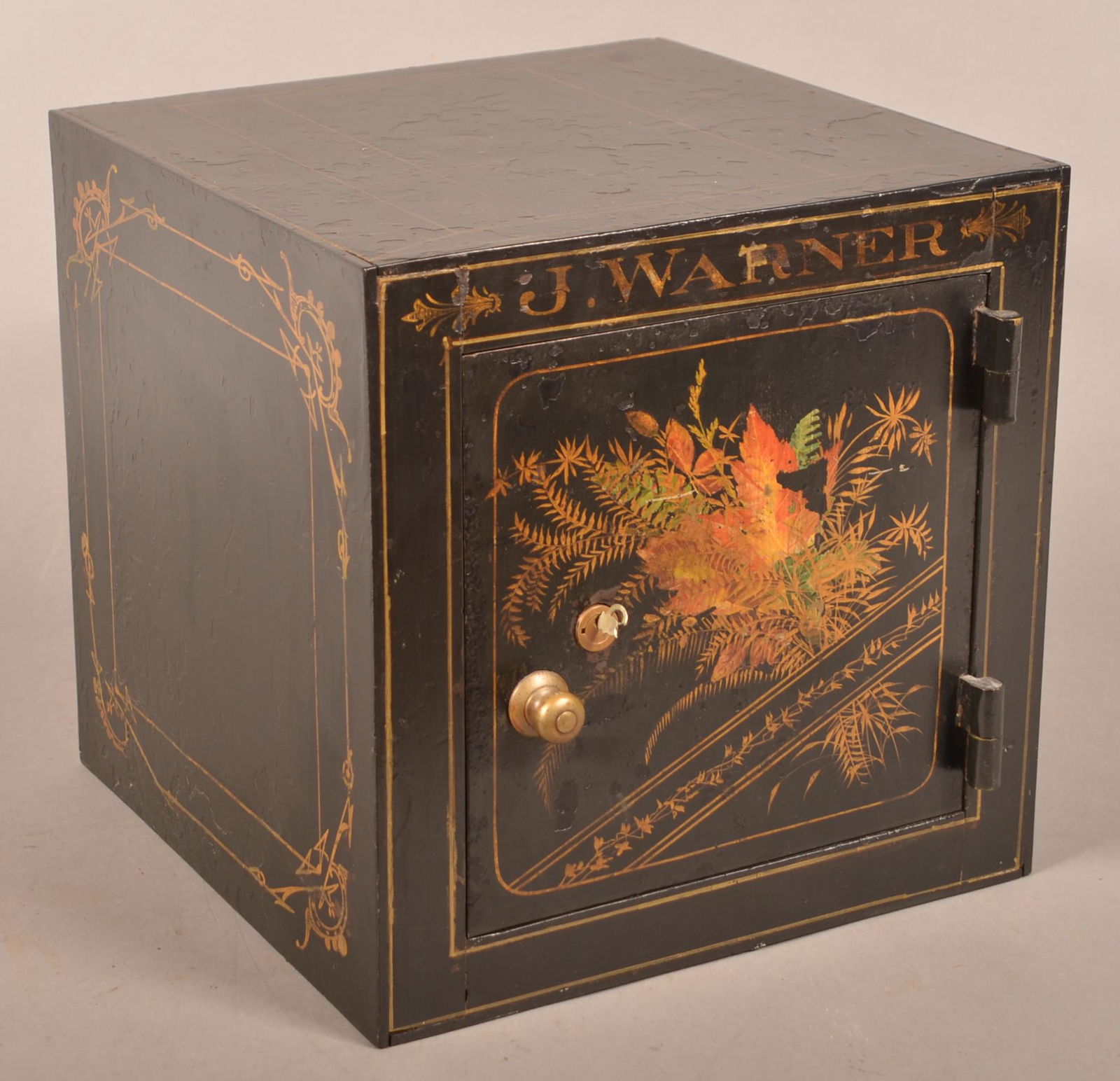 Antique Cast Iron Safe. (1 of 6)