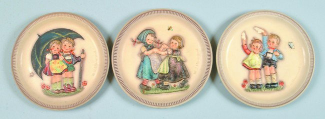 Three Hummel Anniversary Plates with original boxe: Three Hummel Anniversary Plates with original boxes, 1975, 1980 and 1985, Condition: Good with boxes with tears.