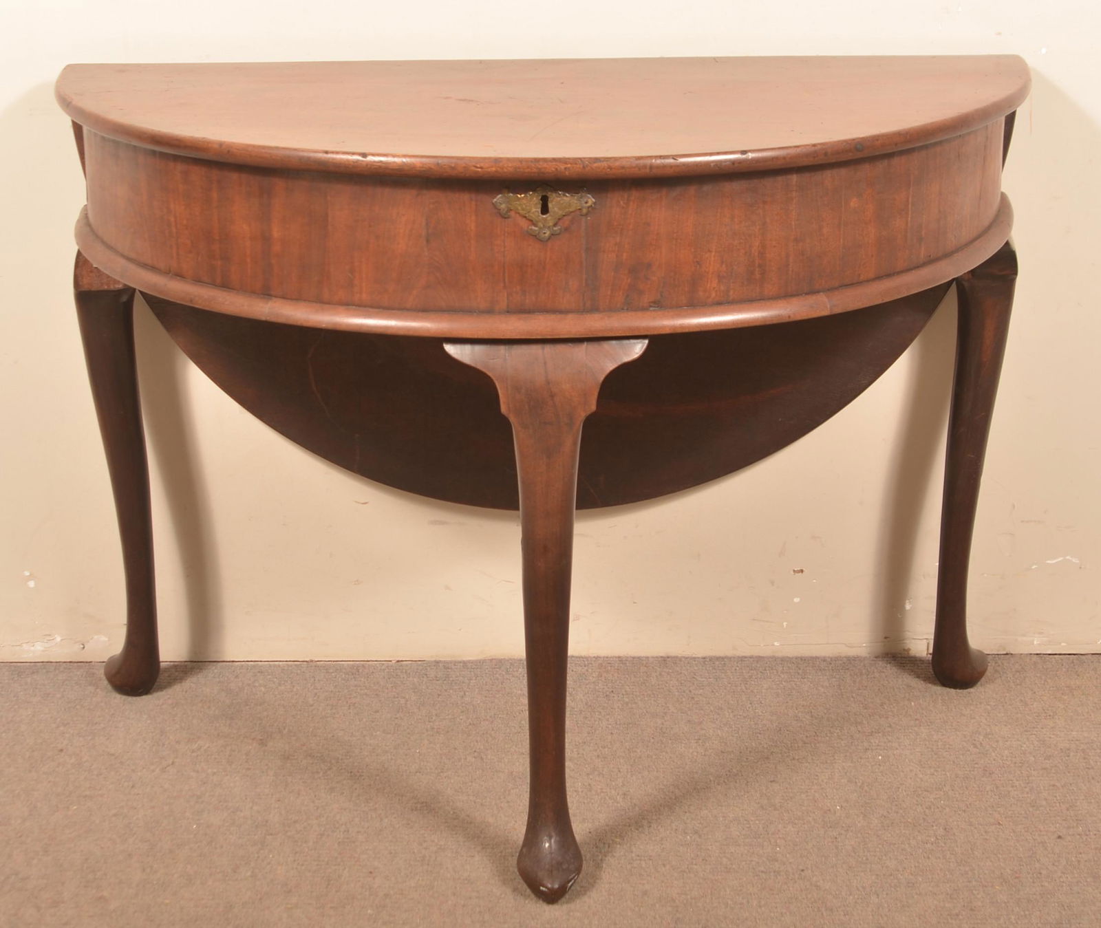 American Queen Anne Mahogany Drop-Leaf Table. (1 of 5)