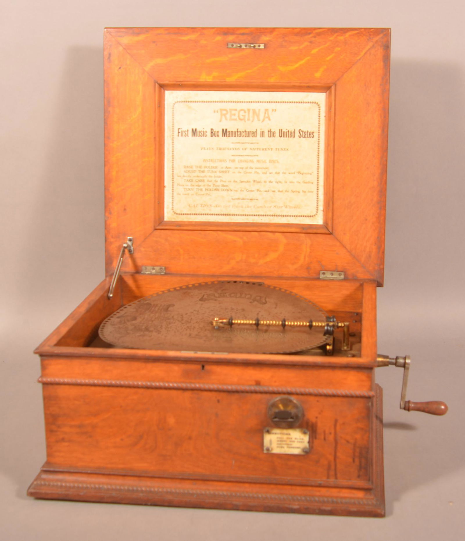 Regina Oak Case 15-1/2" Disc Music Box. (1 of 6)