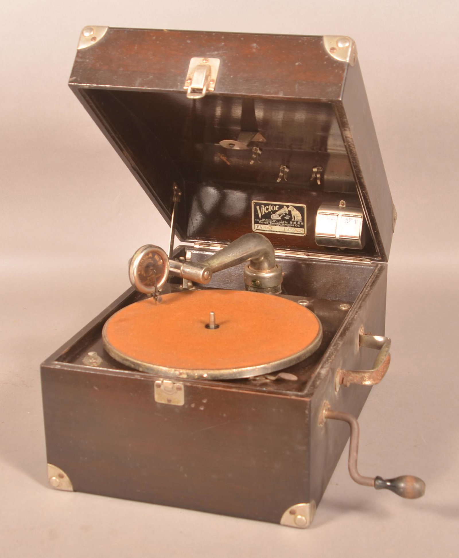 Victor VV-50 Mahogany Portable Gramophone. (1 of 4)