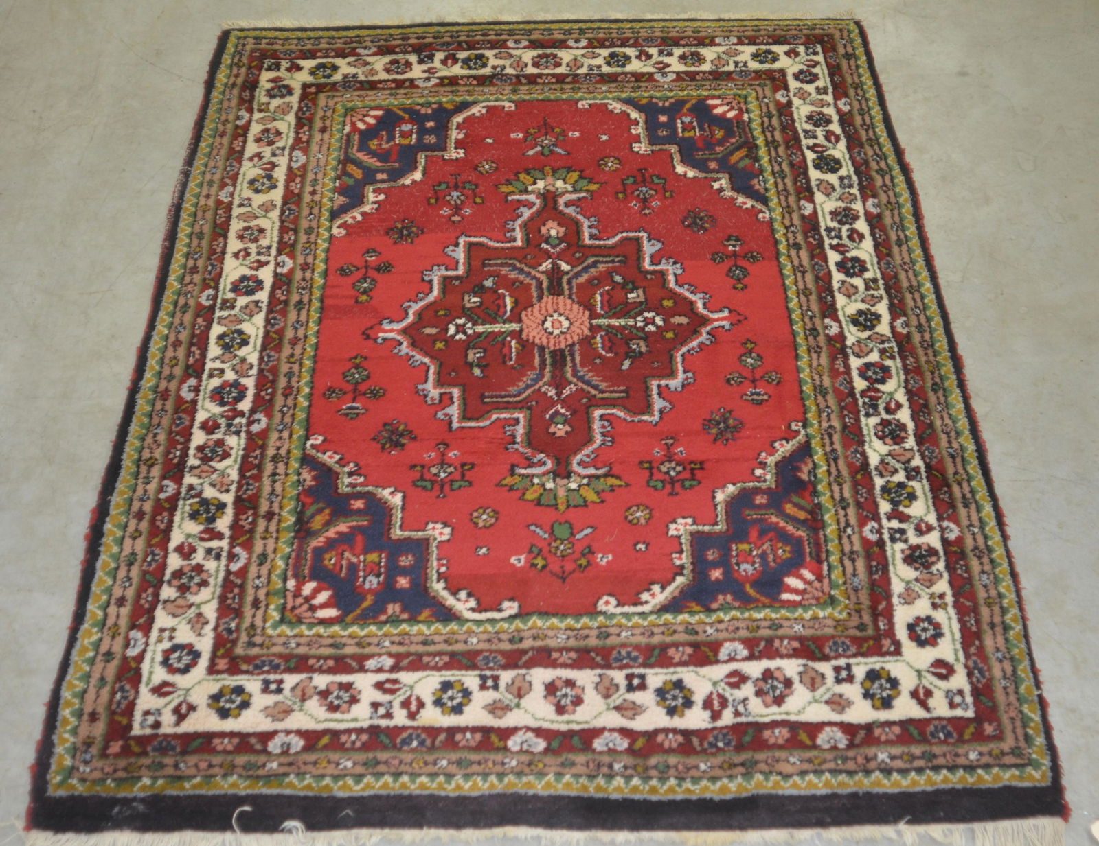 Vintage Floral Pattern Oriental Area Rug. (1 of 7)