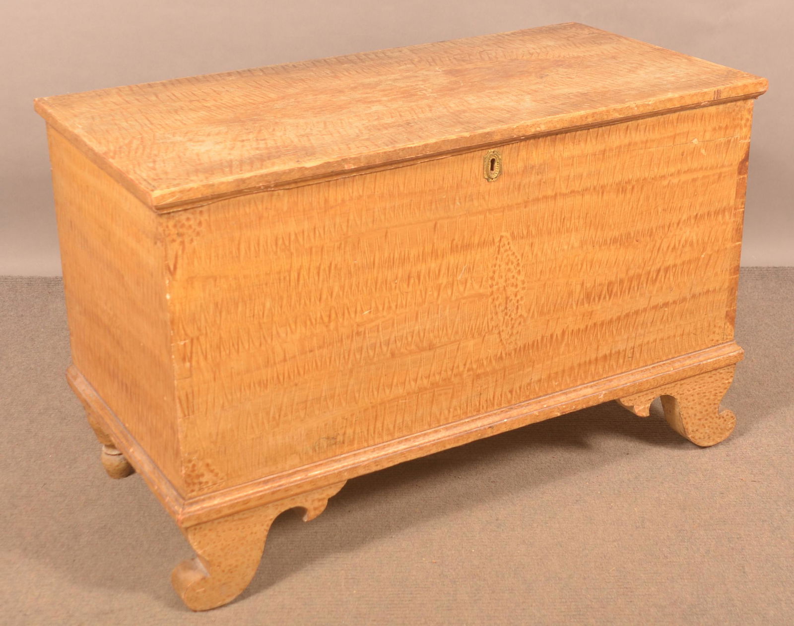 PA Federal Grain-Painted Softwood Blanket Chest. (1 of 4)