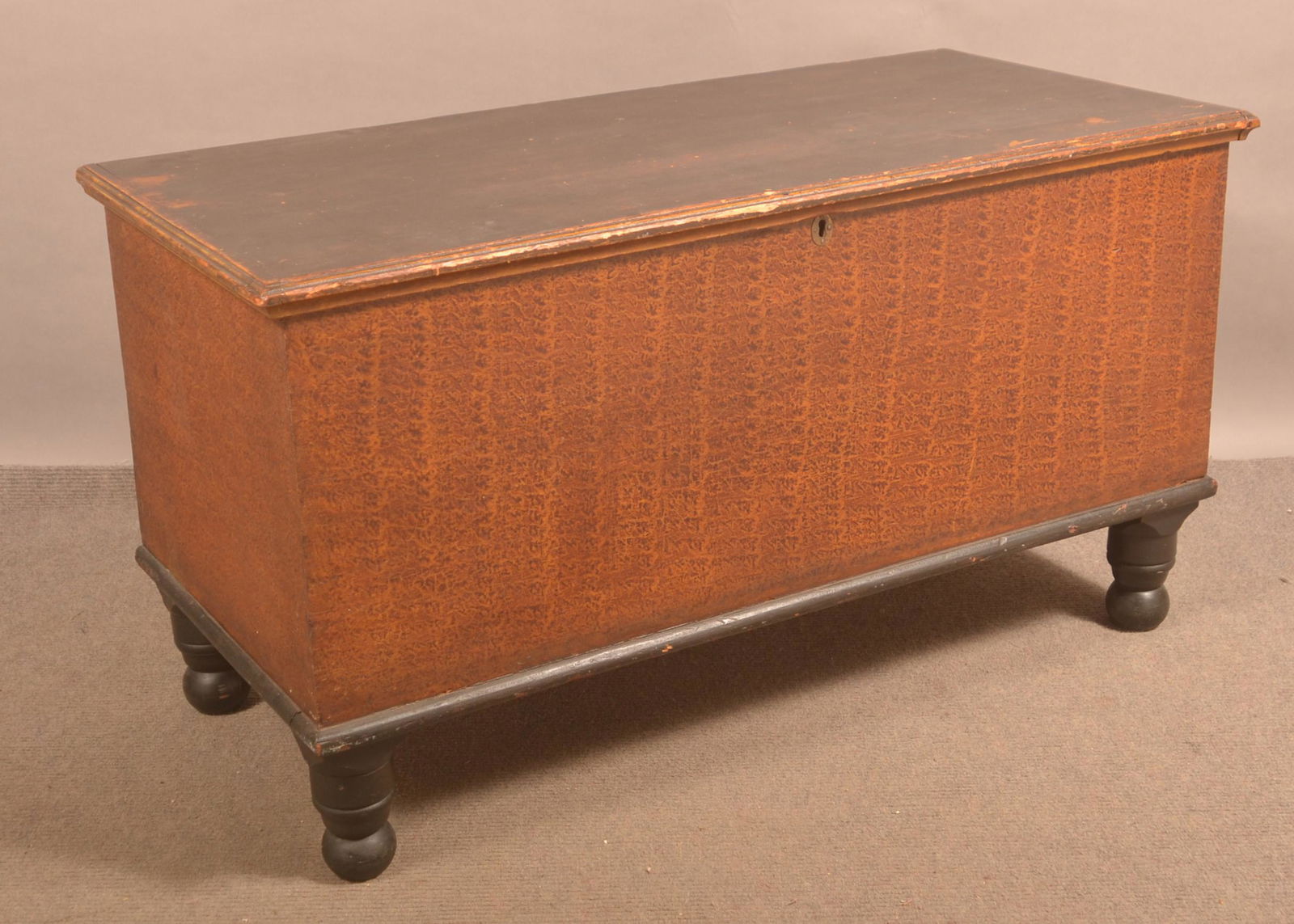 Pennsylvania Federal Sponge-Decorated Blanket Chest. (1 of 4)