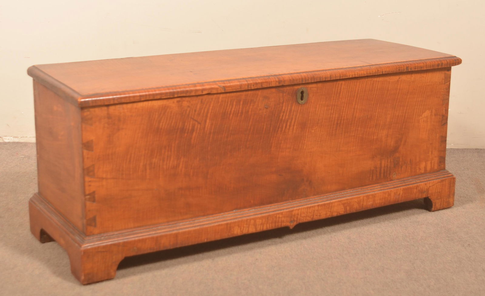 American Federal Child's Size Tiger Maple Blanket Chest. (1 of 4)