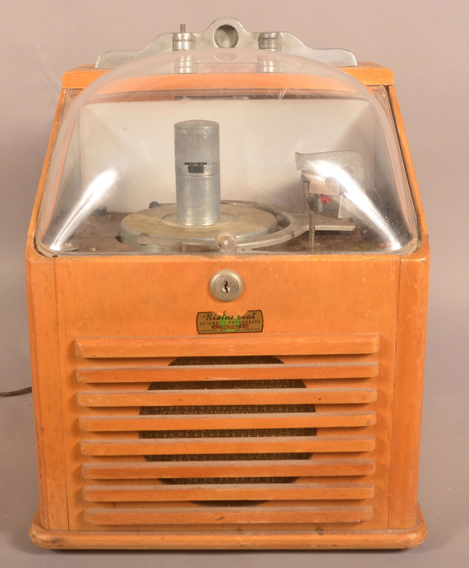 Ristaucrat Auto. Phonograph Coin-Operated Jukebox. (1 of 6)
