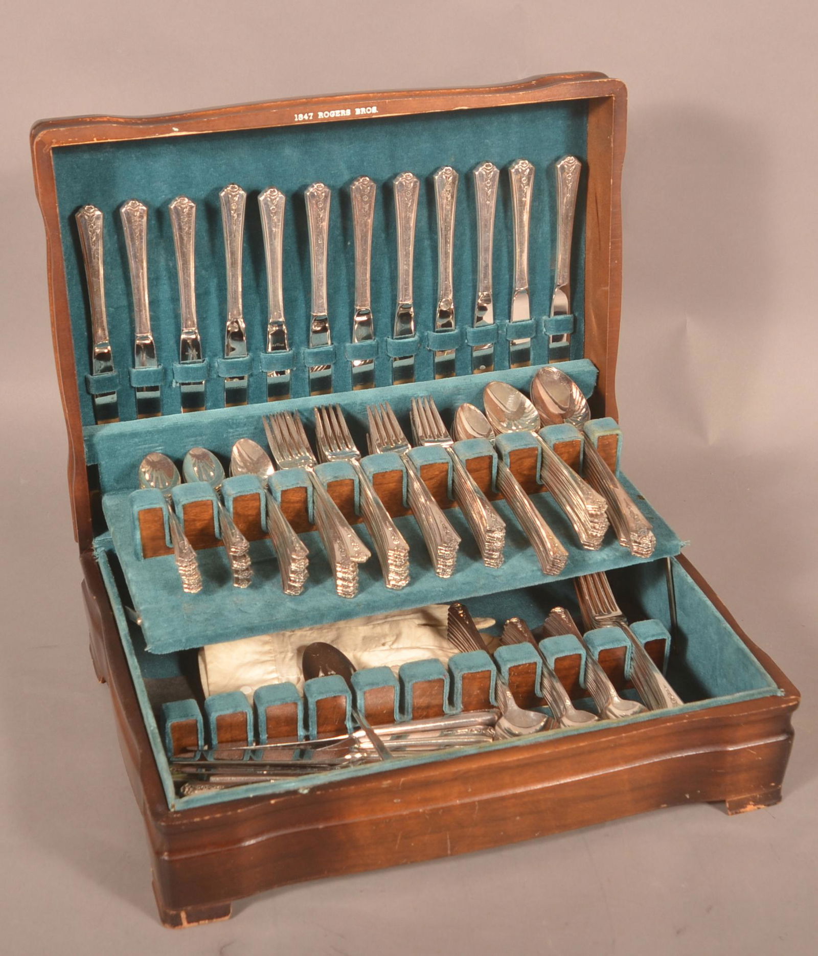 Holmes & Edwards 182-Piece Silver-Plate Flatware Set. (1 of 3)