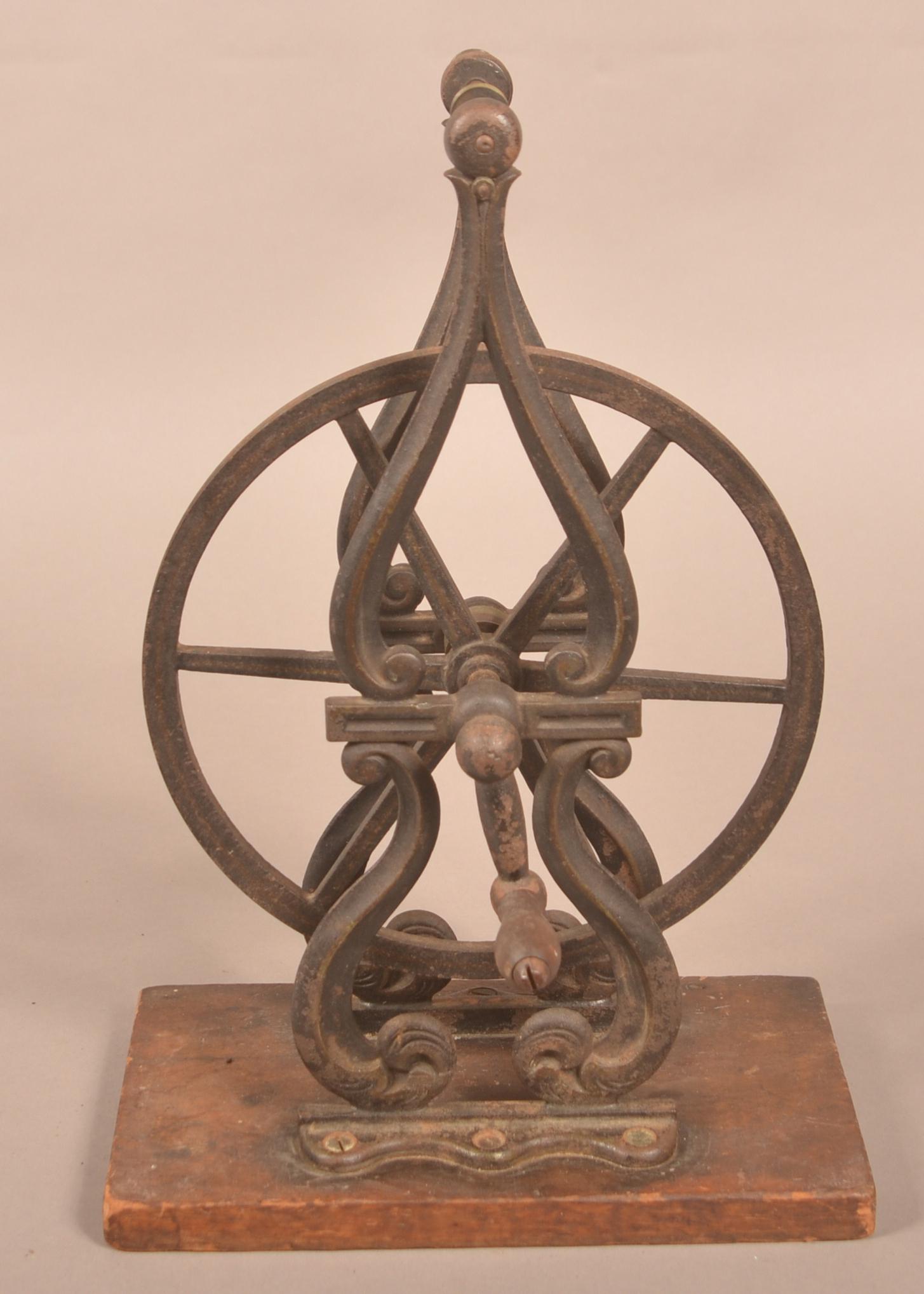 Antique Cast Iron Table-Top Hand Crank Pulley. (1 of 3)