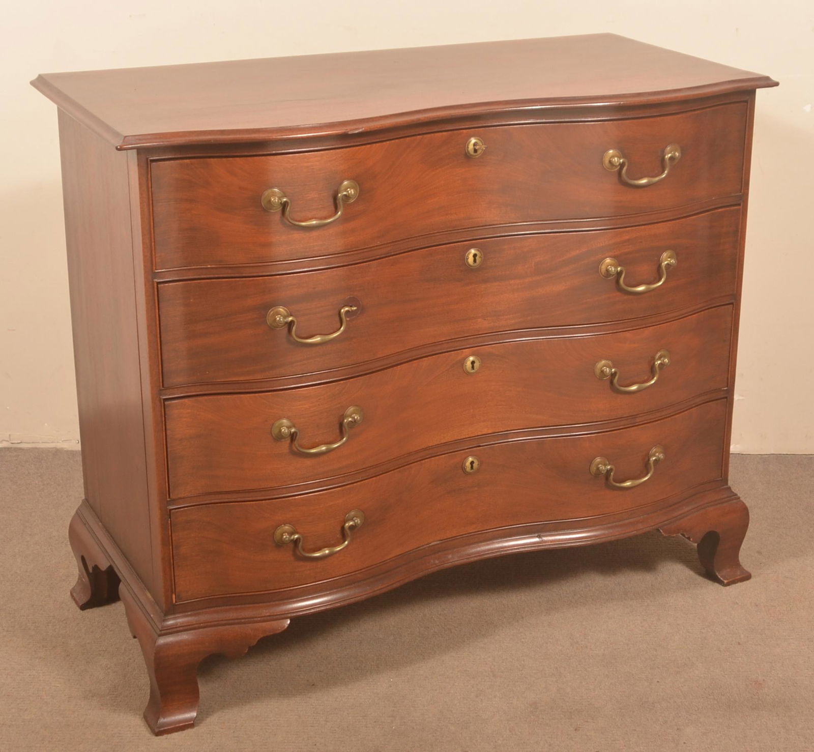 Chippendale Serpentine-Front Chest of Drawers. (1 of 5)