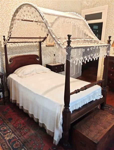 Pair of Sheraton Style Mahogany Single Beds. (1 of 5)