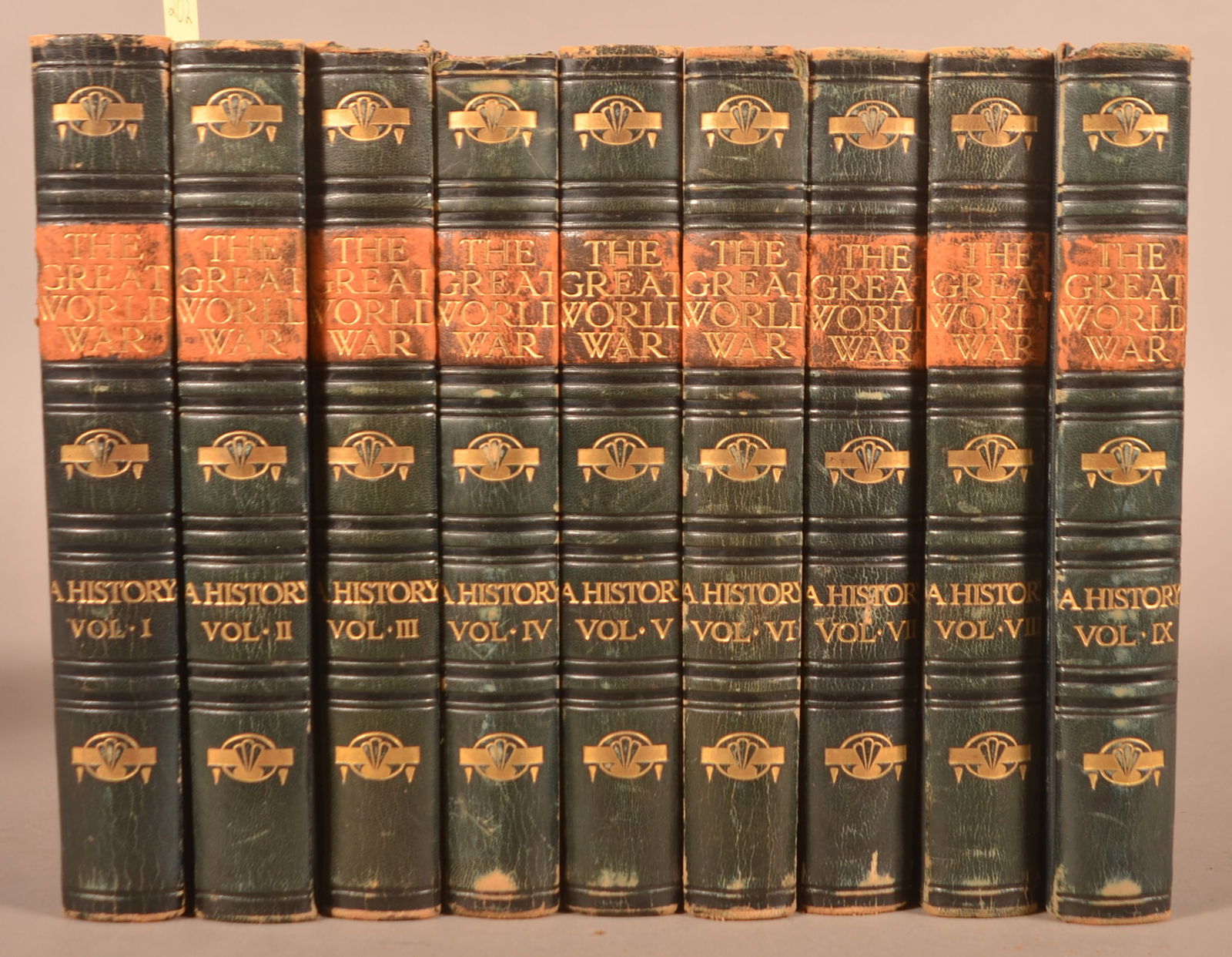 9 Volume Set The Great War 1915: Frank Mumby. The Great World War. London 1915. 9 volumes, complete. 4to. 1/4 leather. Some wear to tops of spines, otherwise very good. Condition: Very good.