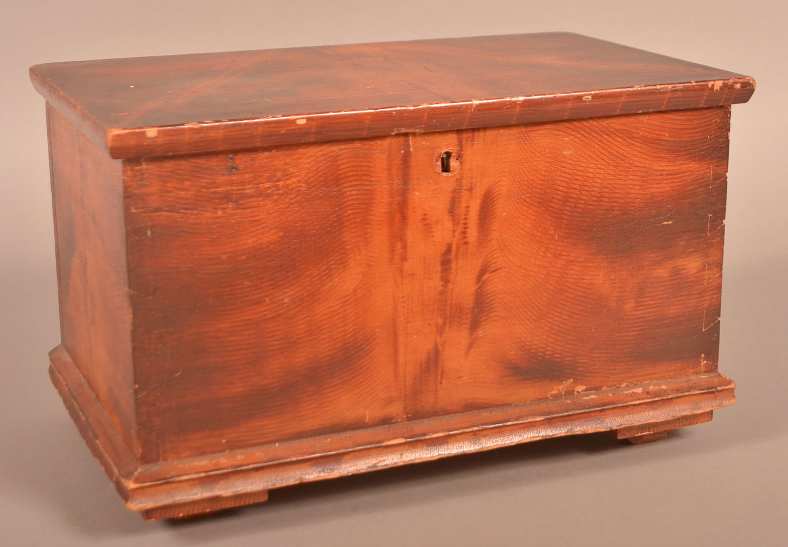PA Comb & Feather-Decorated Miniature Blanket Chest. (1 of 7)