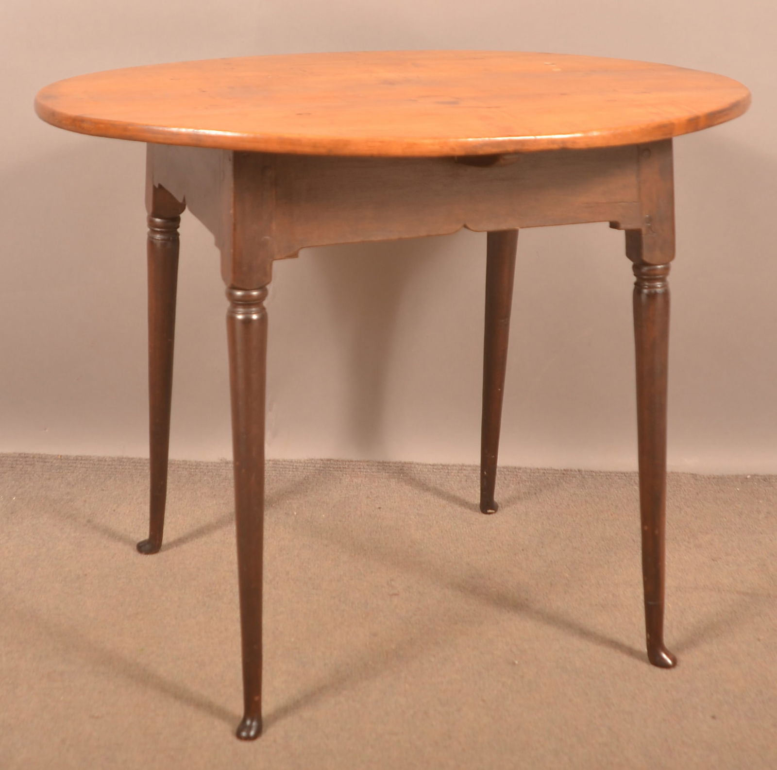 American Queen Anne Oval-Top Tavern Table. (1 of 4)