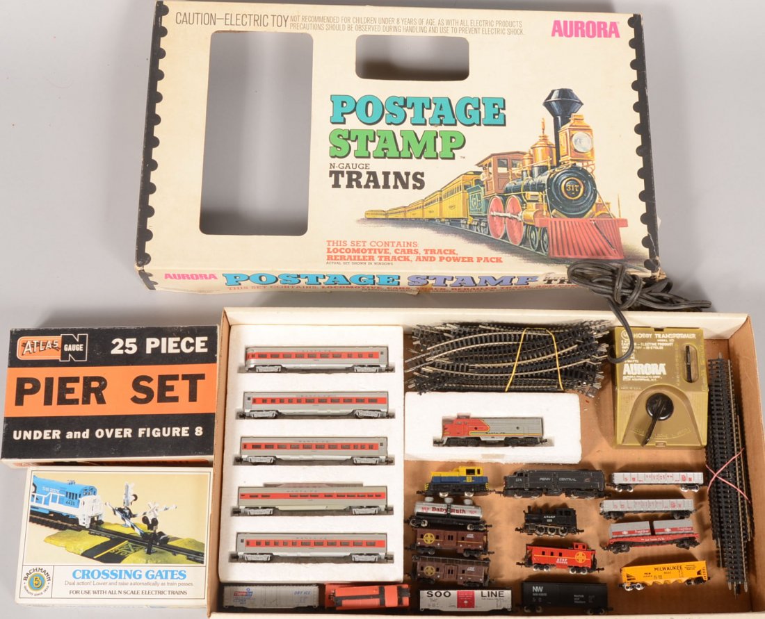 Twenty Two Piece "N" Gauge Train Group of Engines : Twenty Two Piece "N" Gauge Train Group of Engines and Cars. A Santa Fe Passenger train with diesel engine 510, three 3152 Passenger cars, 502 Observation car and a 3117 curved end tail passenger car. 